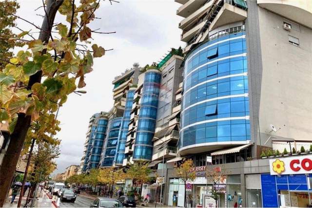 Tirane, jepet me qera ambjent biznesi 290 m² 2.200 Euro (Kompleksi Halili)