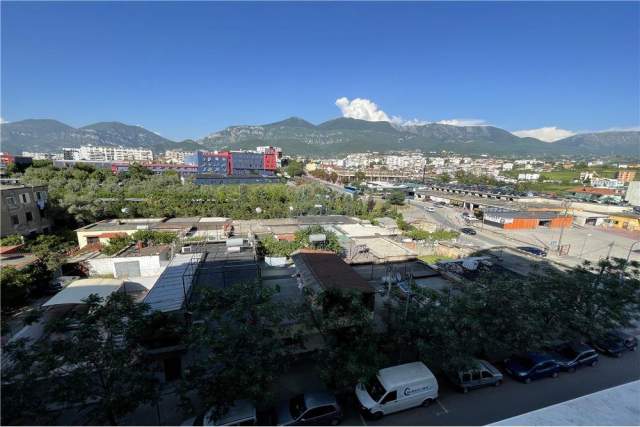 Tirane, jepet me qera apartament 2+1 Kati 5, 115 m² 400 Euro (Rruga Xhanfize Keko - Porcelan)