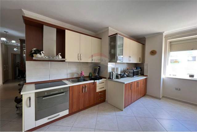 Tirane, shitet apartament 2+1 Kati 3, 80 m² 80.000 Euro (Idriz Dollaku - Ali Demi)
