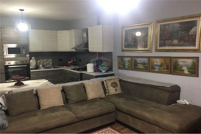 Tirane, jepet me qera apartament 1+1 Kati 4, 85 m² 500 Euro (Tirana e Re - Petronini)