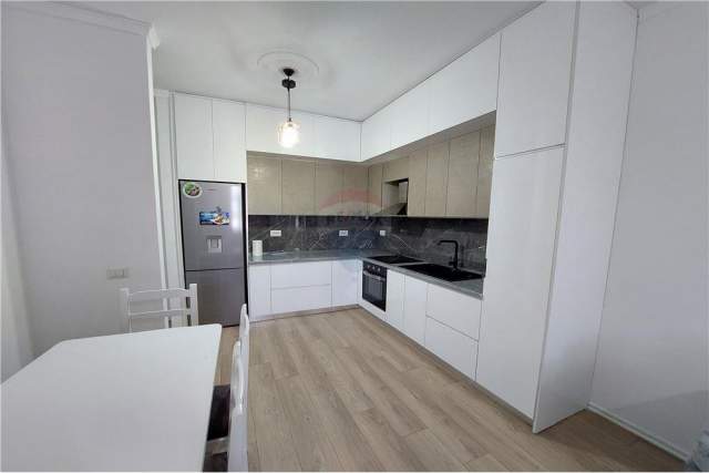 Tirane, jepet me qera apartament 2+1 Kati 10, 110 m² 400 Euro (Yzberisht)