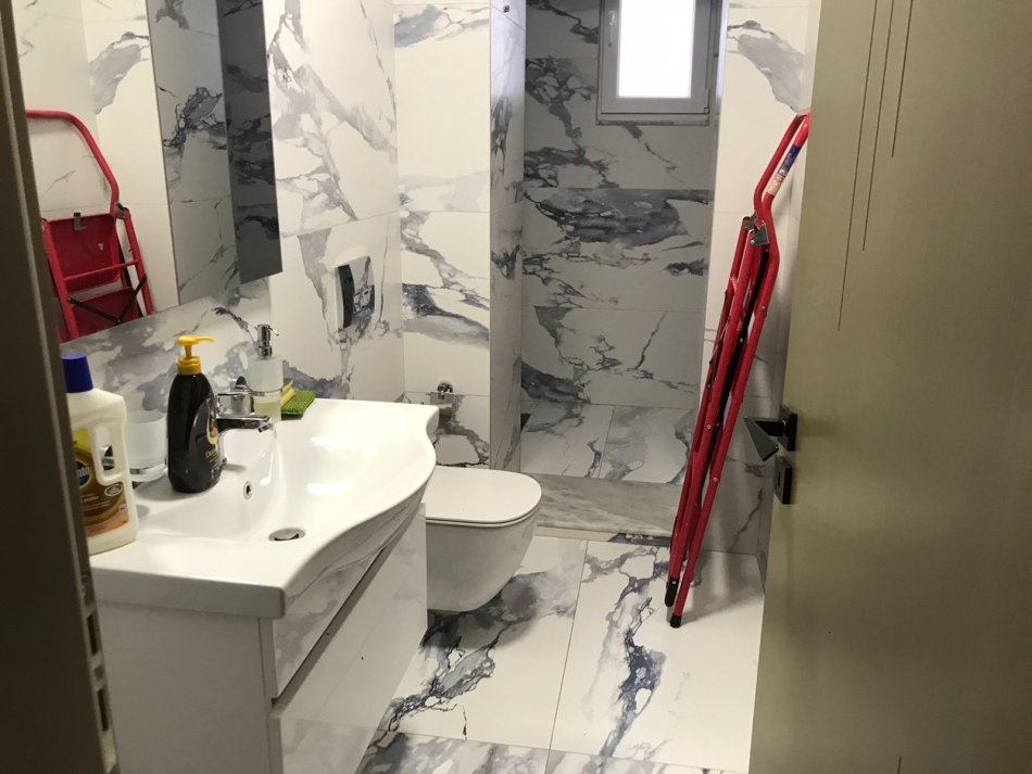Tirane, jap me qera ambjent biznesi Kati 0, 98 m² 750 € (ne zonen e kryqezimit te 21 Dhjetorit Tirane)