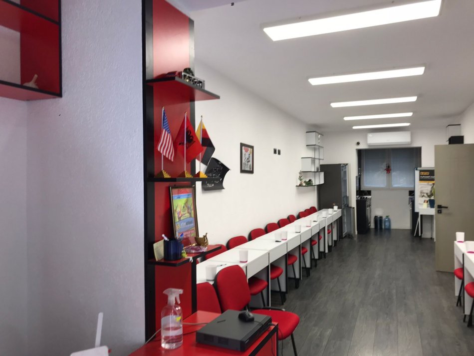 Tirane, jepet me qera ambjent biznesi Kati 0, 98 m² 750 € (ne zonen e 21 Dhjetorit Tirane)