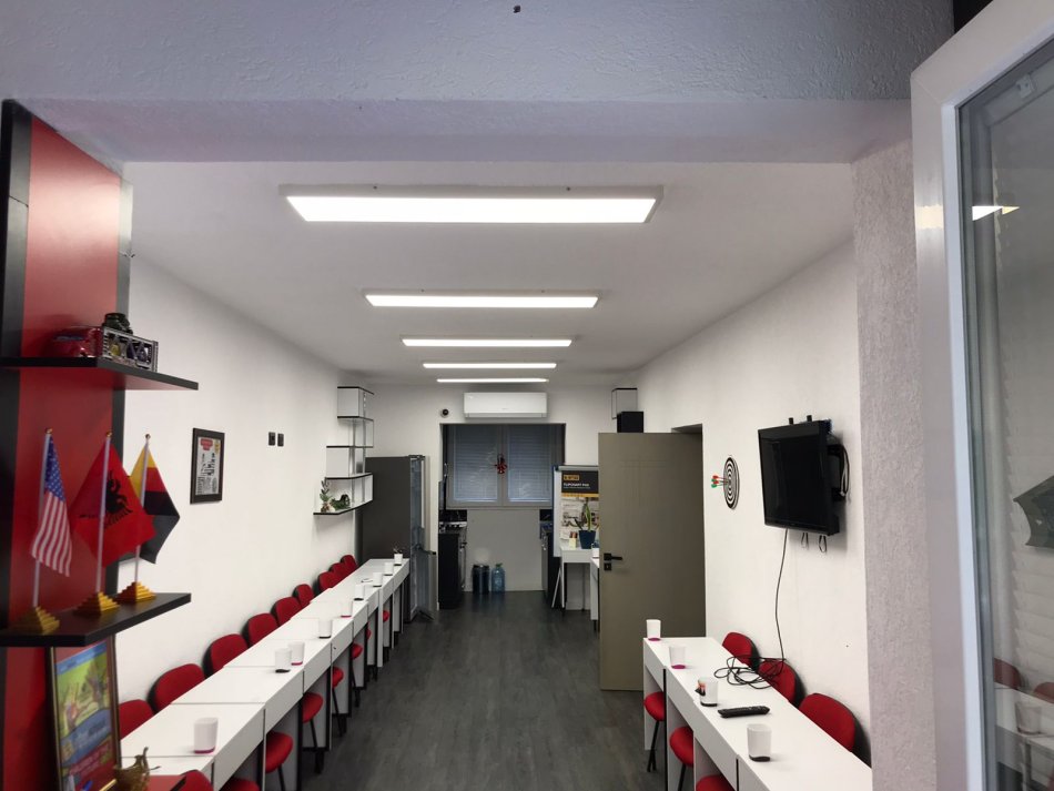 Tirane, jepet me qera ambjent biznesi Kati 0, 98 m² 750 € (ne zonen e 21 Dhjetorit Tirane)