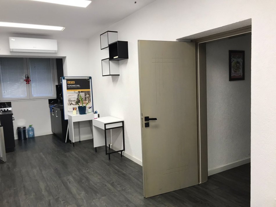 Tirane, jap me qera ambjent biznesi Kati 0, 98 m² 750 € (ne zonen e kryqezimit te 21 Dhjetorit Tirane)