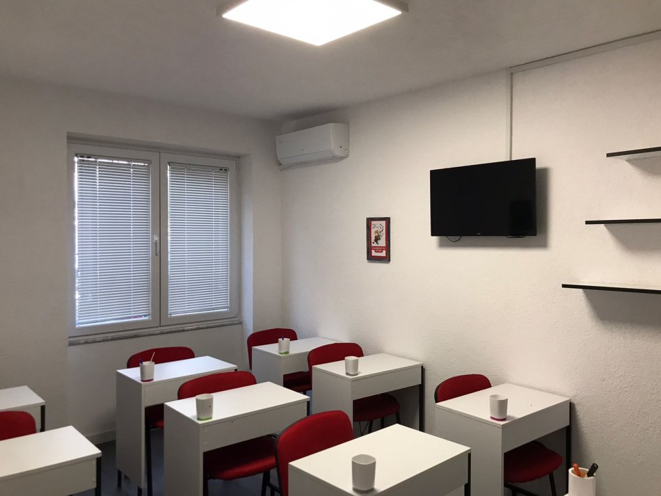 Tirane, jap me qera ambjent biznesi Kati 0, 98 m² 750 € (ne zonen e kryqezimit te 21 Dhjetorit Tirane)