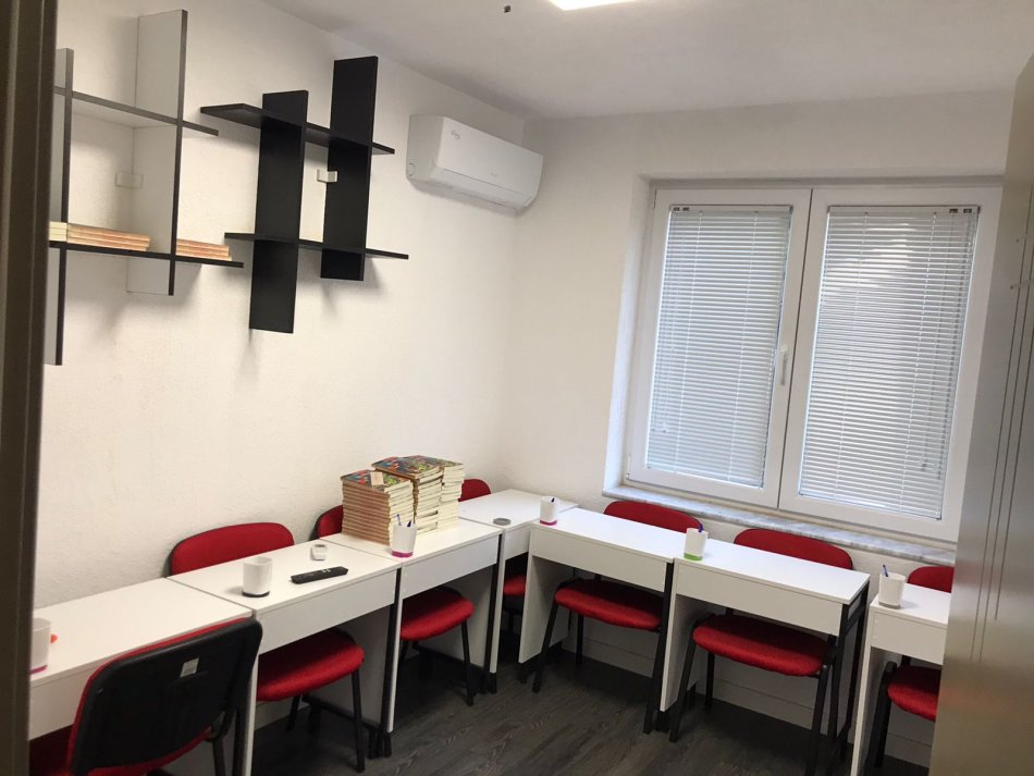 Tirane, jap me qera ambjent biznesi Kati 0, 98 m² 750 € (ne zonen e kryqezimit te 21 Dhjetorit Tirane)