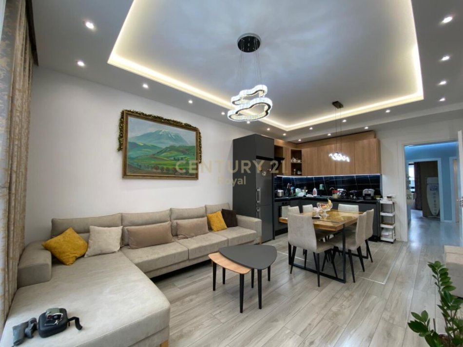 Tirane, shes apartament 2+1 Kati 2, 90 m² 204,000 € (Ministria e Kultires)