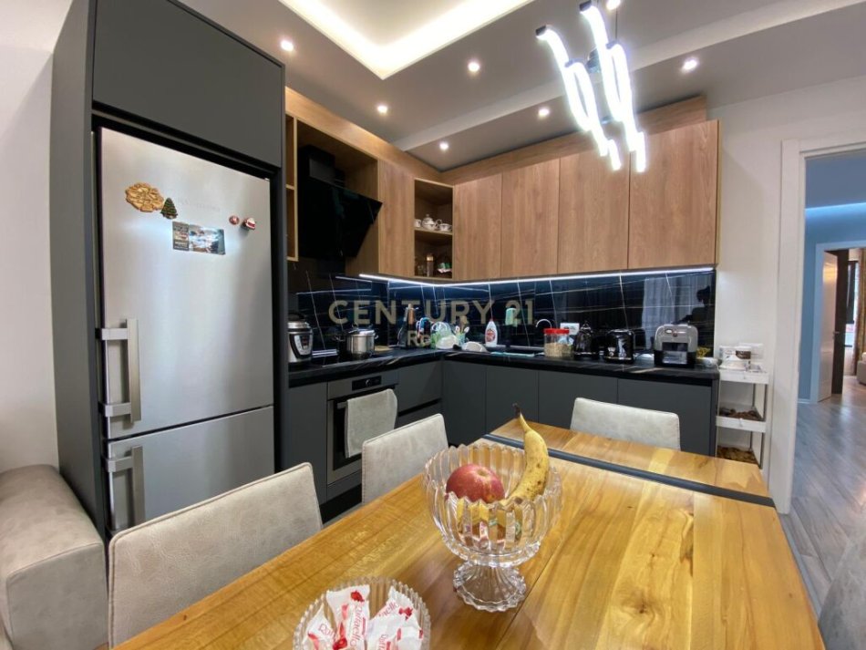 Tirane, shes apartament 2+1 Kati 2, 90 m² 204,000 € (Ministria e Kultires)
