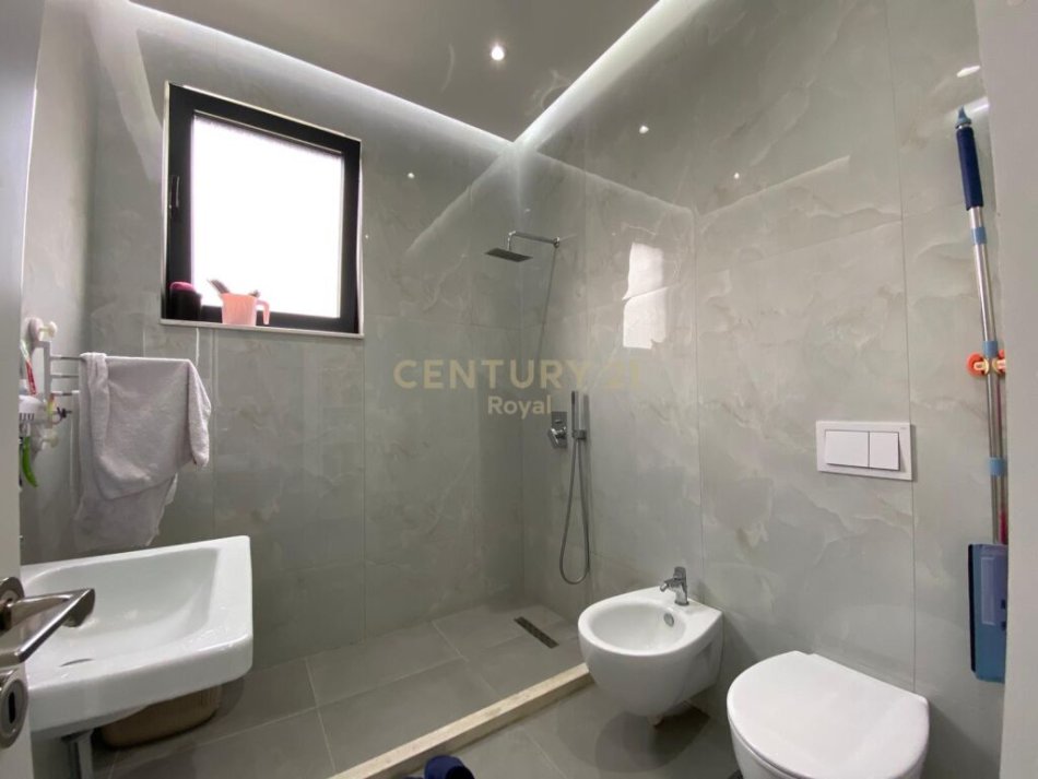Tirane, shes apartament 2+1 Kati 2, 90 m² 204,000 € (Ministria e Kultires)