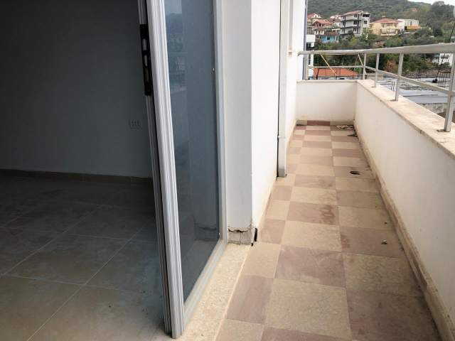 Lushnje, shitet apartament 102 m² 500 Euro/m2