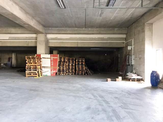 Tirane, jap me qera magazine Kati 2, 1.600 m² 5.280 Euro (Autostrada TR-DR, Kashar)