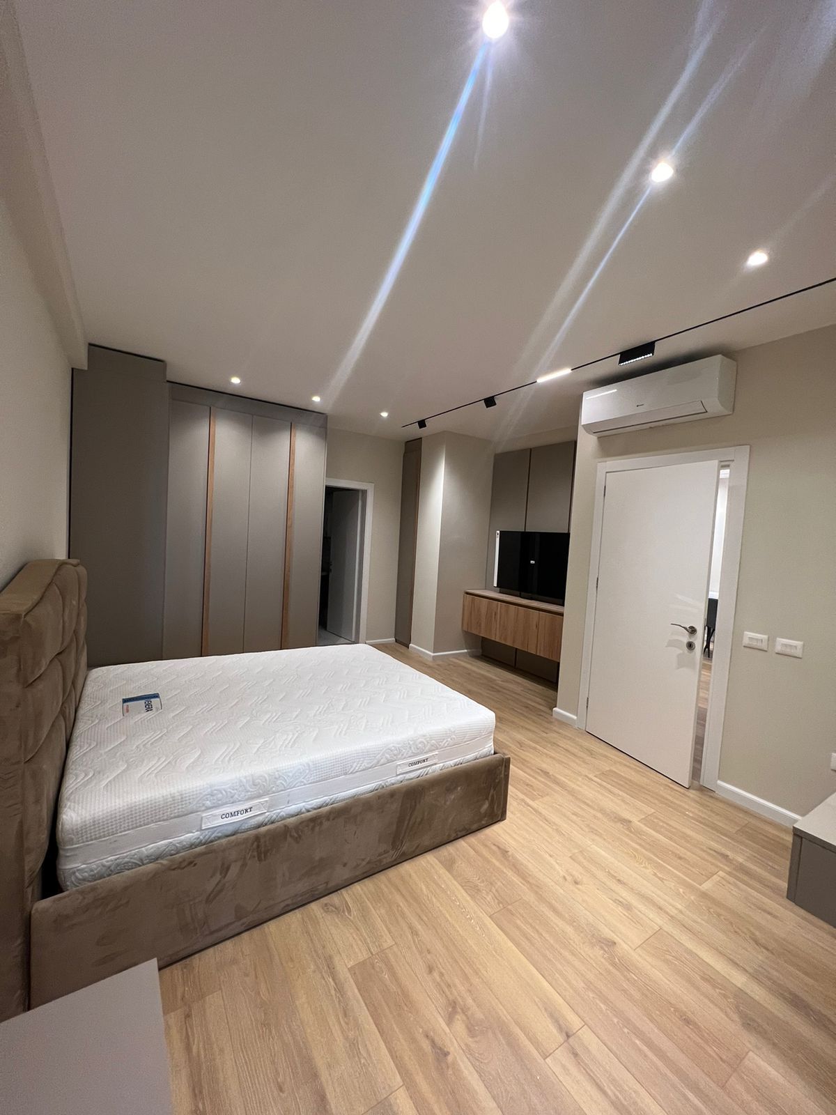 Tirane, QERA Apartament 2+1+2+(post parkim),Kati i 3,sip.120m2, 950 Euro (Kompleksi Olimpik,komuna e parisit)