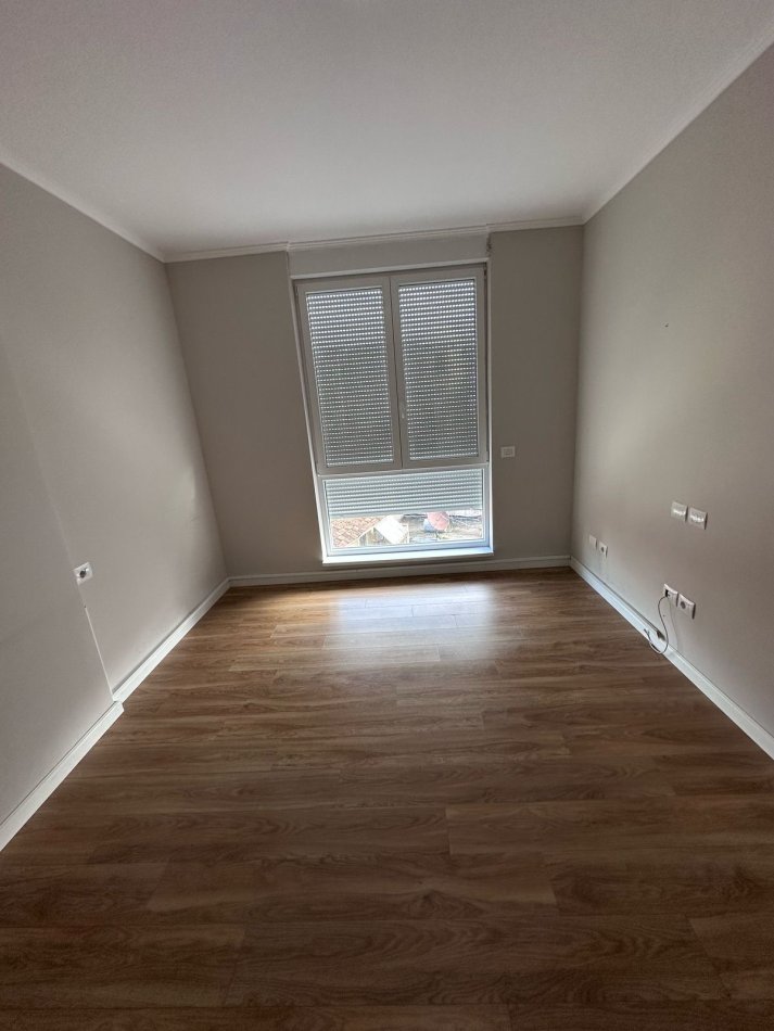 Tirane, jepet me qera zyre Kati 3, 121 m² 1.000 € (21 Dhjetori)