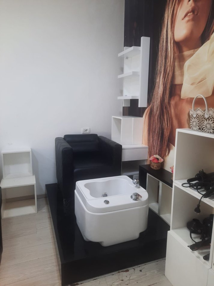 Tirane, jepet me qera ambjent biznesi Kati 0, 25 m² 250 € (Bllok)