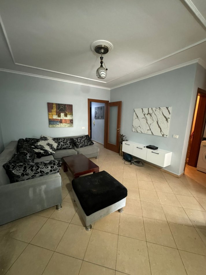 Tirane, jepet me qera apartament 1+1 Kati 5, 55 m² 400 € (Don Bosco)