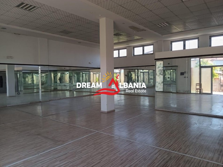 Tirane, jepet me qera magazine , Kati 0, 3,500 m² 700 € 