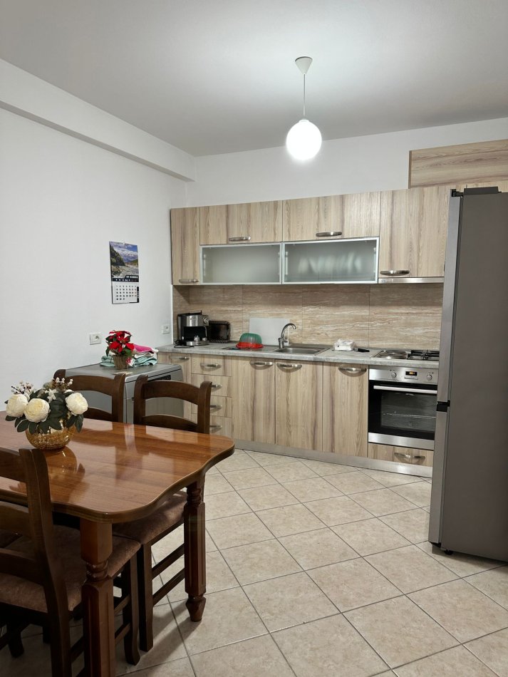 Tirane, jepet me qera apartament 1+1 Kati 2, 68 m² 500 € (Rruga e Kavajës)