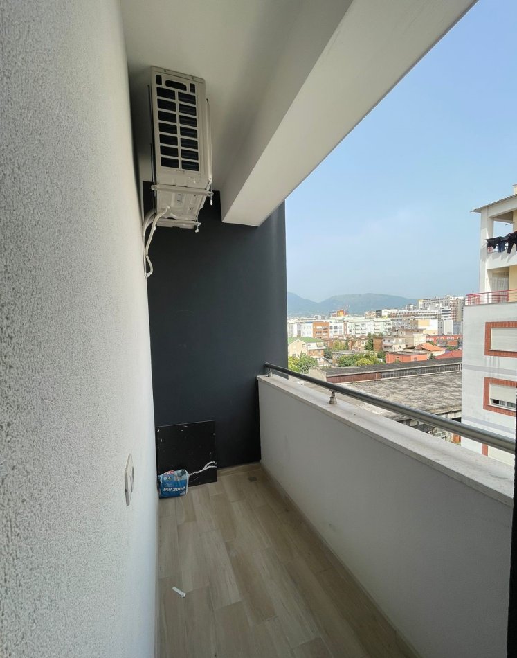 Tirane, jepet me qera apartament 1+1+Ballkon+ Post Parkimi,  Kati 5, 60 m² 550 € (Perball Hipoteks)