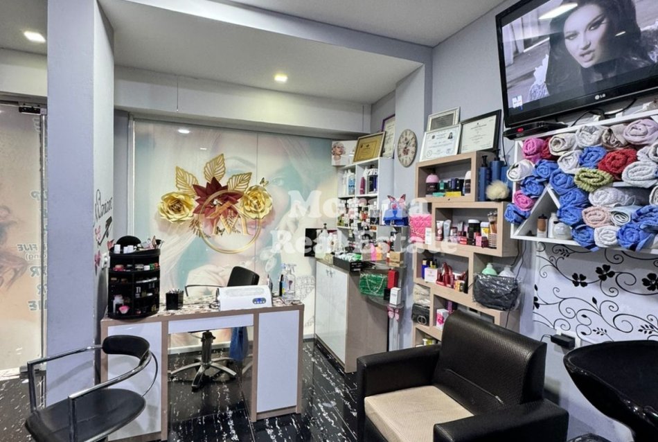 Tirane, shitet dyqan Kati 1, 40 m² 60.000 € (Ali Demi)