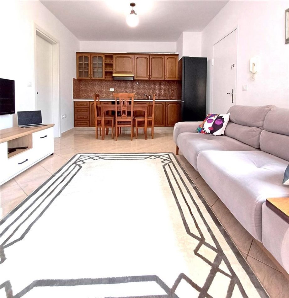 Tirane, jepet me qera apartament 2+1+Ballkon Kati 3, 80 m² 500 € (rruga irfan tomini , perballe hotel hillton)