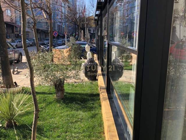 Tirane, jepet me qera bar-resorant Kati 0, 170 m² 2.500 Euro (Ish ekspozita)