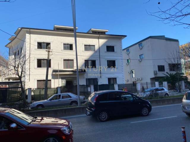 Tirane, jap me qera ambjent biznesi Kati 0, 750 m² 7.500 Euro (Rruga e Elbasanit)