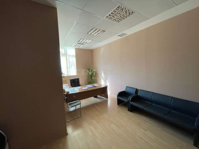 Tirane, shes ambjent biznesi Kati 0, 2.000 m² 700.000 Euro (Prush)