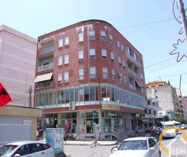 Shkoder, jepet me qera ambjent biznesi Kati 2, 220 m² 700 Euro (BULEVARDI BUJAR BISHANAKU)