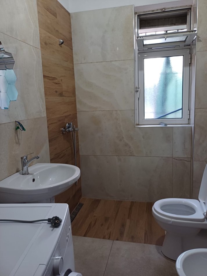 Tirane, jepet me qera apartament 1+1 Kati 1, 74 m² 350 € (Bulevardi Bajram Curri)