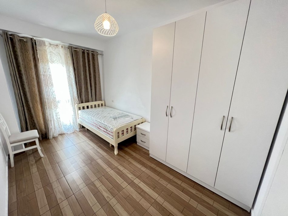 Tirane, jepet me qera apartament 2+1+Ballkon Kati 8, 85 m² 550 € (Ali Dem, Prane Kompleksit Mangalem)