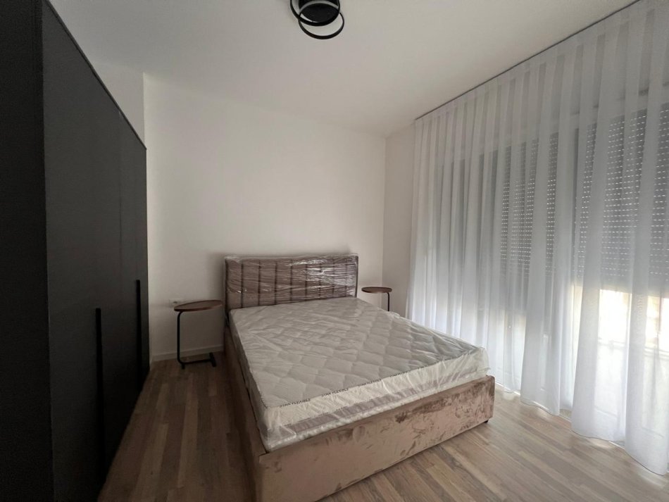 Tirane, jepet me qera apartament 2+1+Ballkon Kati 3, 100 m² 900 € (bulevardi i ri)