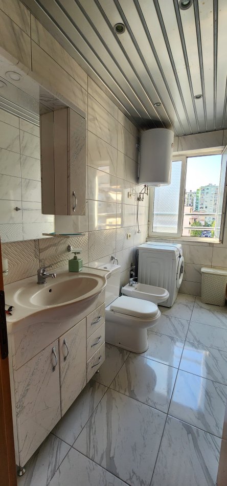 Tirane, jepet me qera 2+1+Aneks+Ballkon Kati 4, 100 m² 700 € (Lidhja)