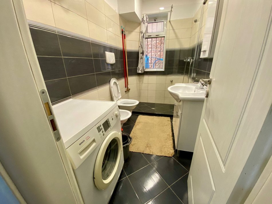 Tirane, jepet me qera apartament 3+1 Kati 2, 110 m² 650 € (Rr.Dibres)