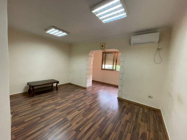 Tirane, jepet me qera zyre Kati 1, 100 m² 580 Euro (rruga e durresit)