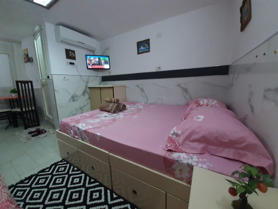 Tirane, jepet me qera apartament 1+1 Kati 1, 45 m² 370 € (5 Maj)