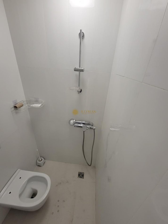 Tirane, jepet me qera zyre Kati 2, 95 m² 600 € (Rruga e Kavajes.)