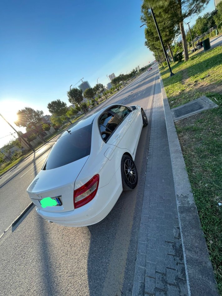 Tirane, shitet makine Mercedes Benz Nafte, e bardhë manuale Klima 210 km 6.500 €