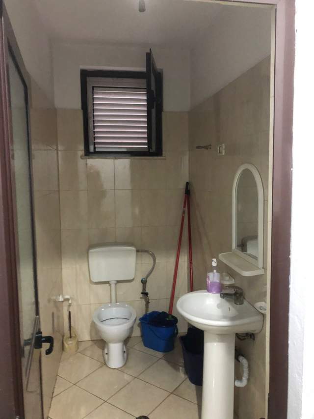 Tirane, jepet me qera ambjent biznesi ose magazine Kati 0, 110 m² 35.000 Leke Rr. Zihni Sako prane Oxhakut