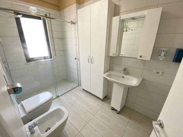 Tirane, jepet me qera apartament 2+1+BLK Kati 7, 107 m² 600 Euro (Rruga Teodor Keko)