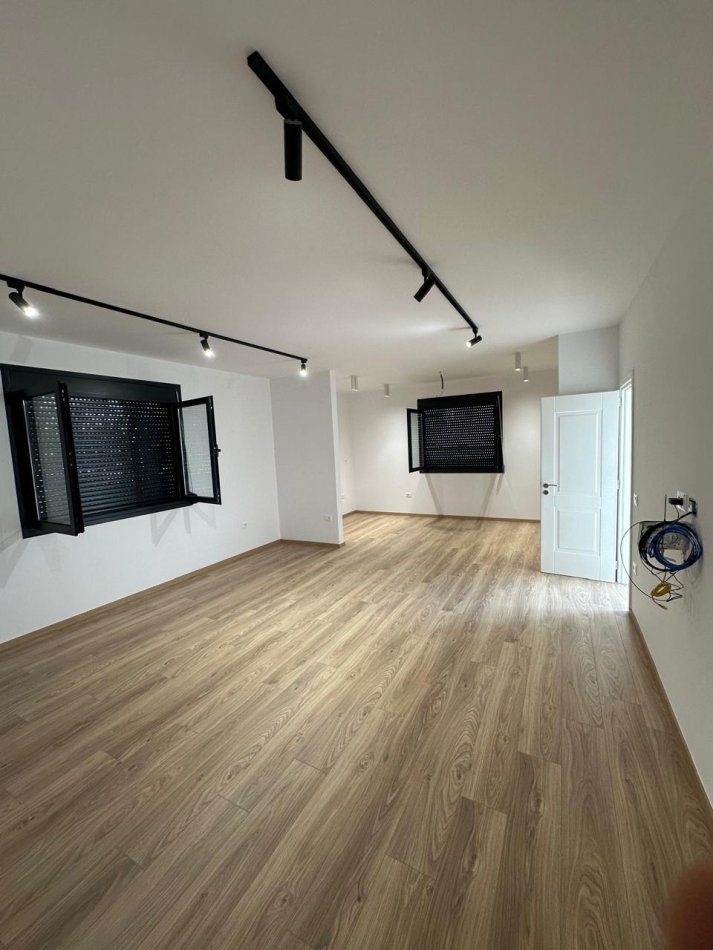 Durres, jepet me qera ambjent biznesi Kati 2, 202 m² 3.000 € (Muzeumi Durres)