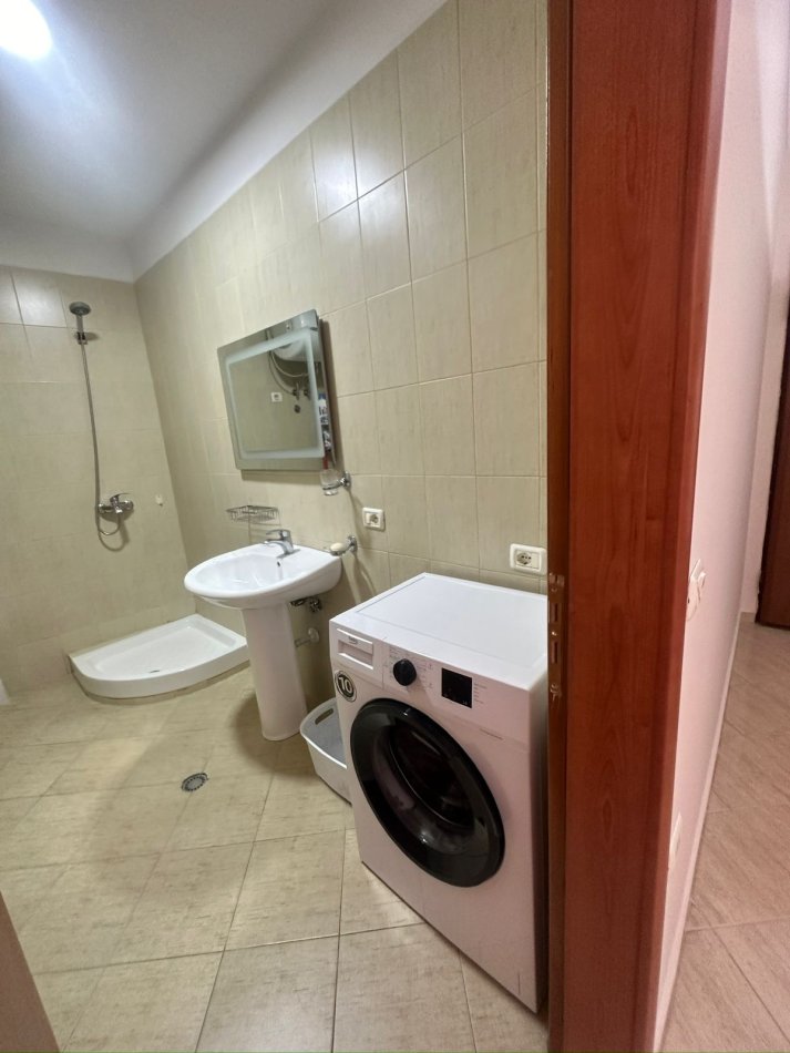 Tirane, jepet me qera apartament 1+1+Ballkon Kati 4, 69 m² 650 € 