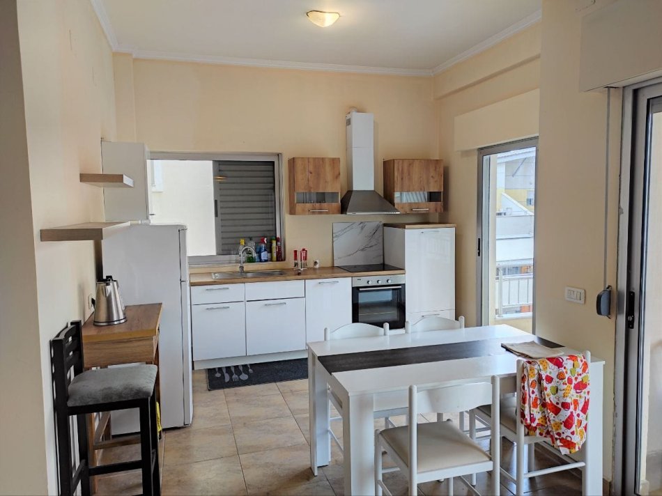 Tirane, jepet me qera apartament 3+1+Ballkon Kati 2, 120 m² 650 € (rruga Peti)