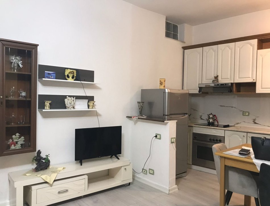 Tirane, jepet me qera apartament 1+1+Ballkon Kati 2, 75 m² 650 € (Qender)