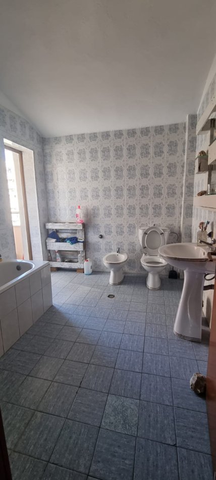 Tirane, jepet me qera apartament 2+1+Aneks+Ballkon Kati 5, 131 m² 600 € (oxhaku)