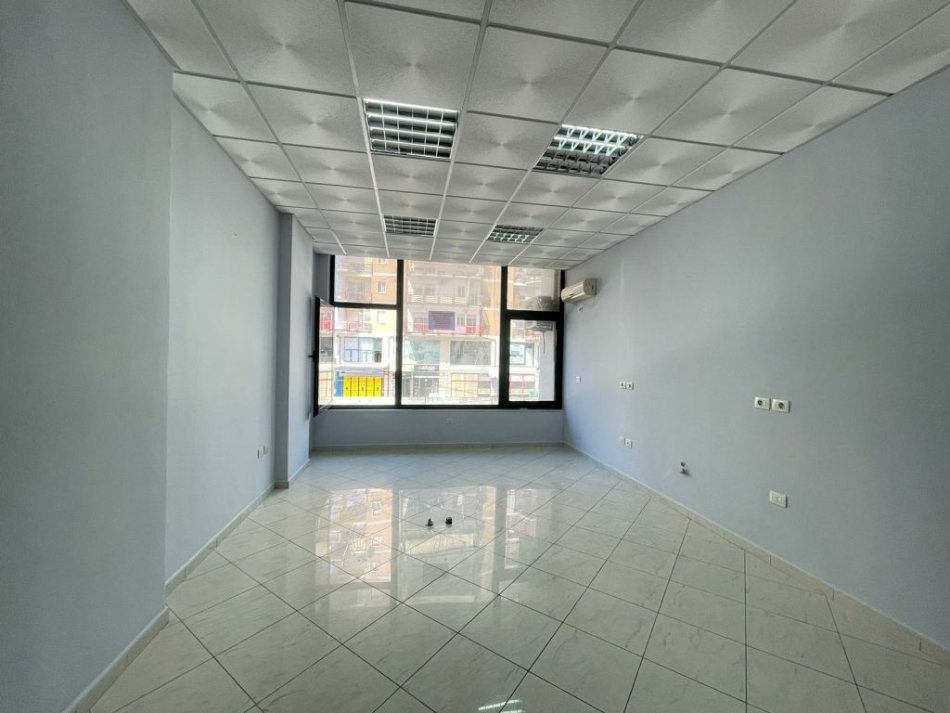 Tirane, jepet me qera ambjent biznesi Kati 1, 30 m² 350 € (Don Bosko)