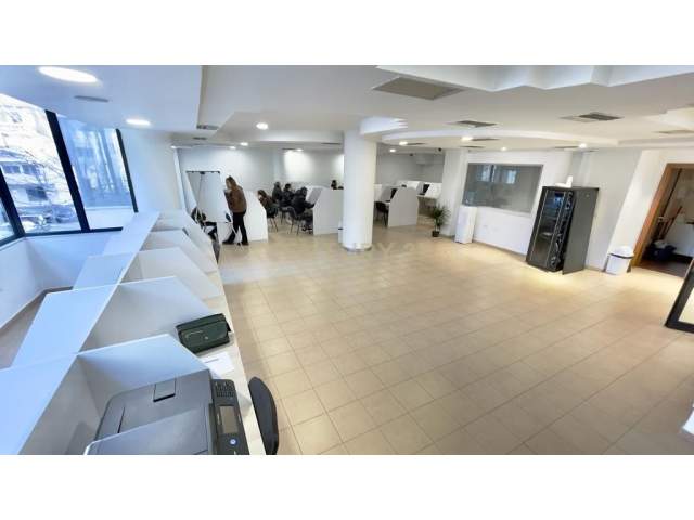 Tirane, jepet me qera ambjent biznesi Kati 1, 290 m² 3.300 Euro (Garda , bllok)