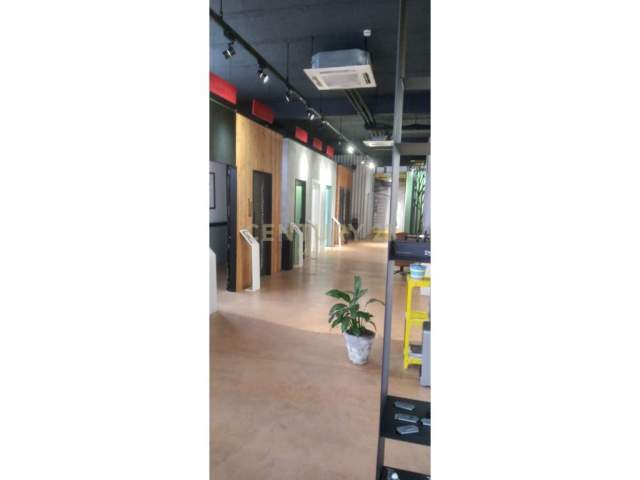 Tirane, jepet me qera ambjent biznesi Kati 3, 1.080 m² 5.000 Euro (Rruga e Dibres)