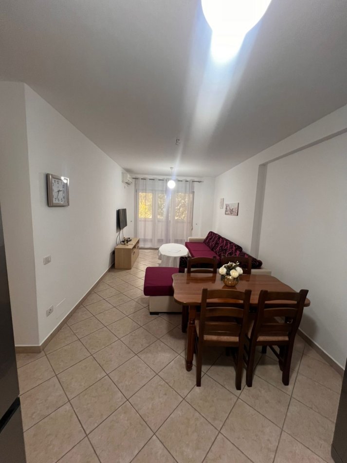 Tirane, jepet me qera apartament 1+1 Kati 2, 68 m² 500 € (Rruga e Kavajës)