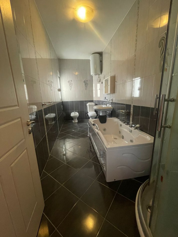 Tirane, jepet me qera apartament 3+1+Aneks+Ballkon Kati 2, 180 m² 700 € (Don Bosko)